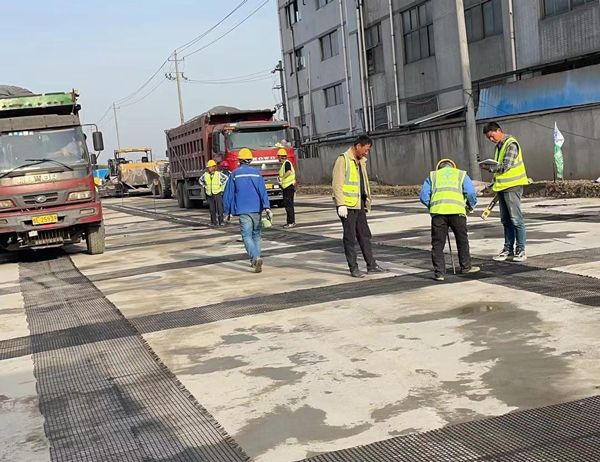 金塔老材料的新故事：玻璃纤维土工格栅如何在‘白改黑’浪潮中重获新生？
